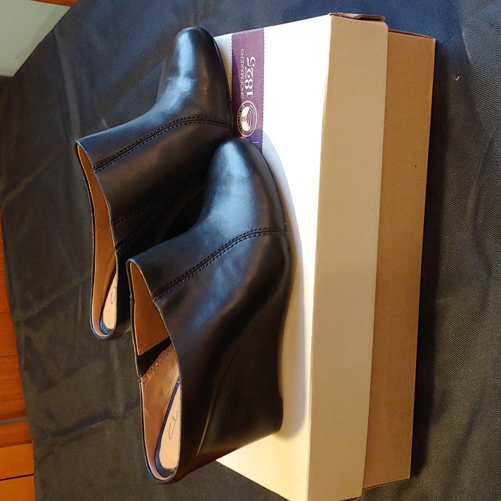 NWOT Clark's Santee Charm.....size 7 1/2M..black
